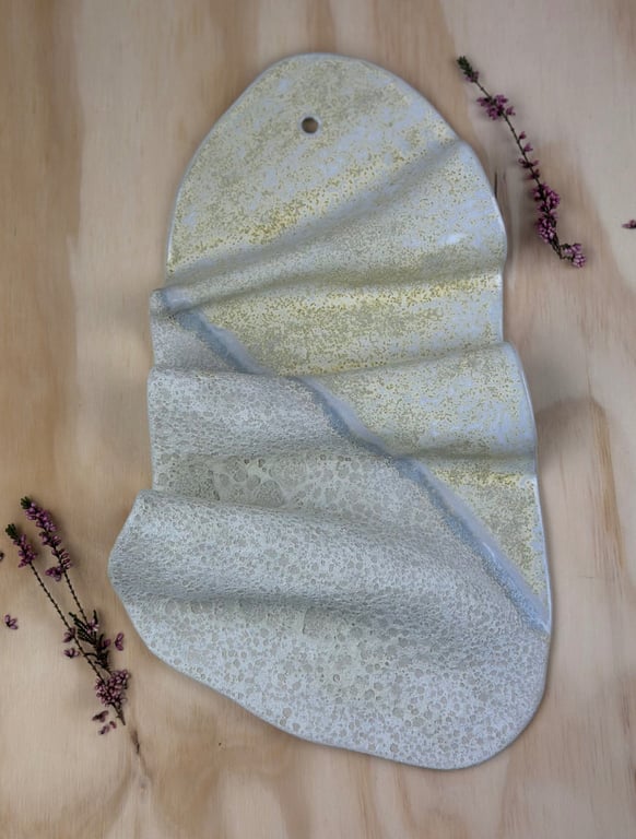 Hvid/gul med tekstur vægrelief - 35,5 x 20 cm