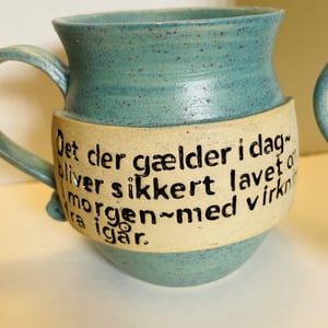 Krus med tekst - Det der gælder i dag- bliver sikkert lavet om i morgen, gældende fra igår. – produktbillede