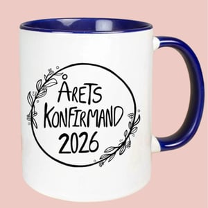 Krus: Årets konfirmand 2026 Mørk blå – produktbillede