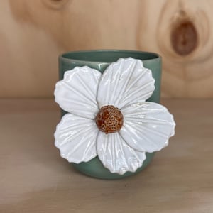 Kop med stor blomst – produktbillede