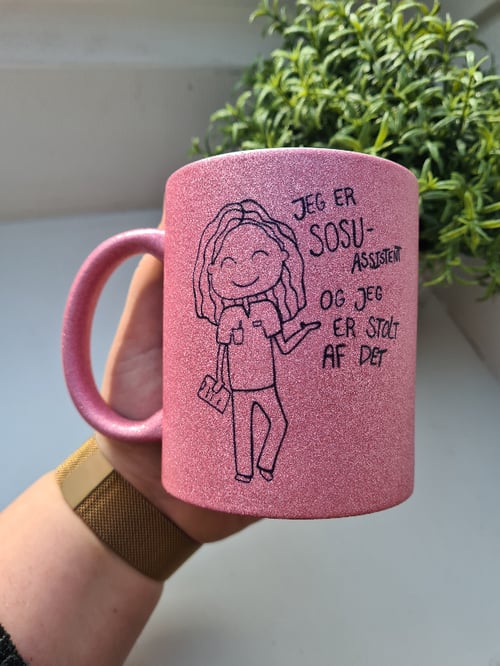 Krus: Jeg er SOSU-assistent og jeg er stolt af det Pink Glimmer