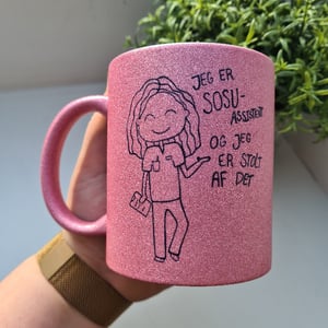 Krus: Jeg er SOSU-assistent og jeg er stolt af det Pink Glimmer – produktbillede