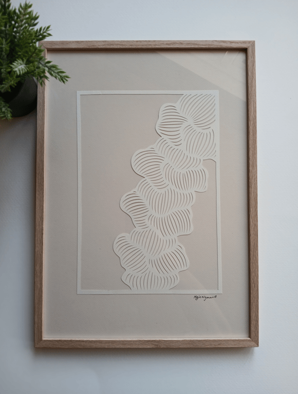 A3 papercut, knækket hvid, lys beige, indrammet (3)