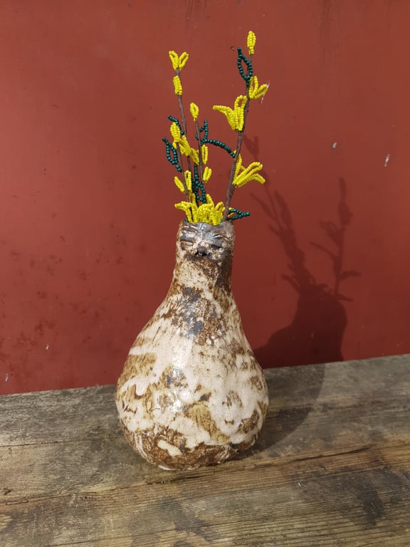 Vase med mildt og fredfyldt ansigt