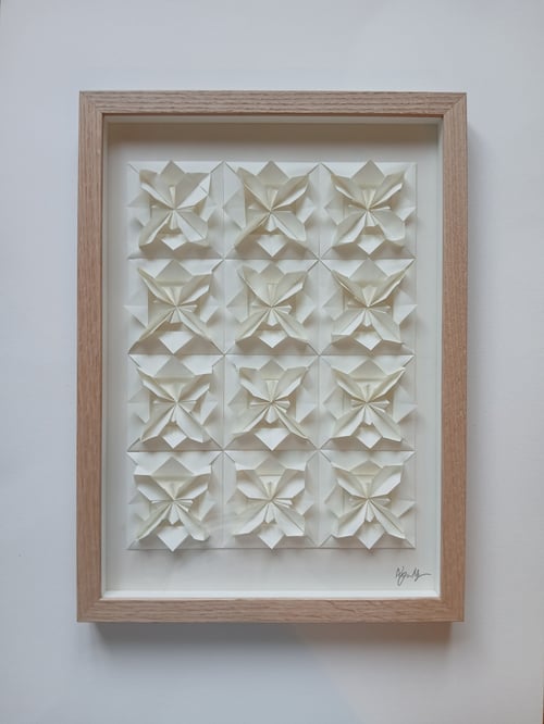  A3 foldet værk, naturhvid. indrammet 