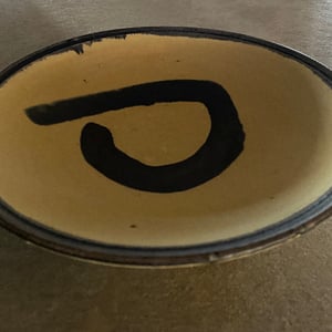 Gul fad med blå dekoration  – produktbillede