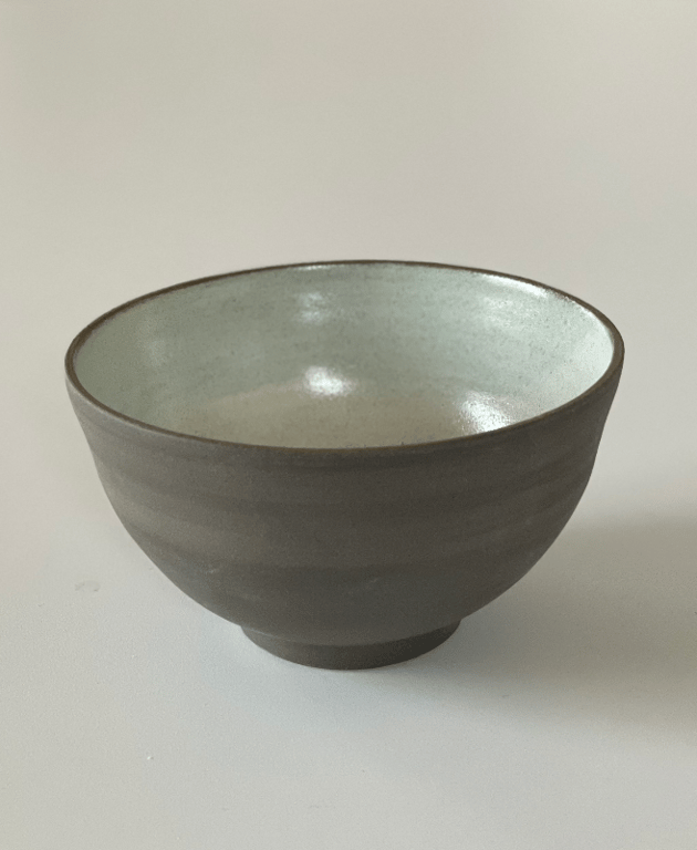 Skål, mørkt ler, lys beige / cremehvid