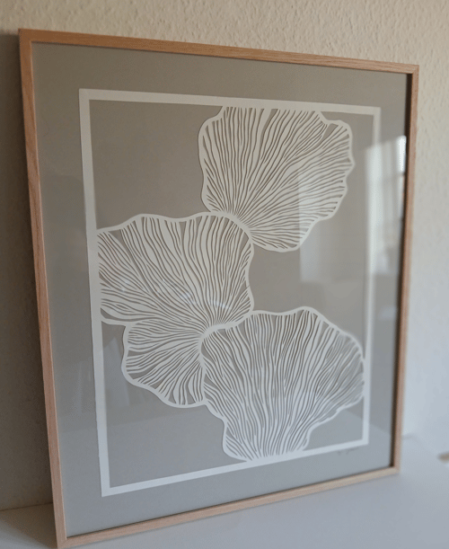 50x60cm papercut, beigegrå, knækket hvid, indrammet 