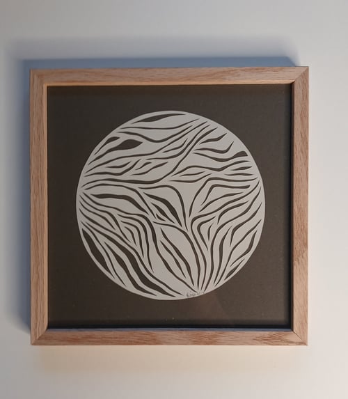 20x20cm papercut, grå, indrammet 