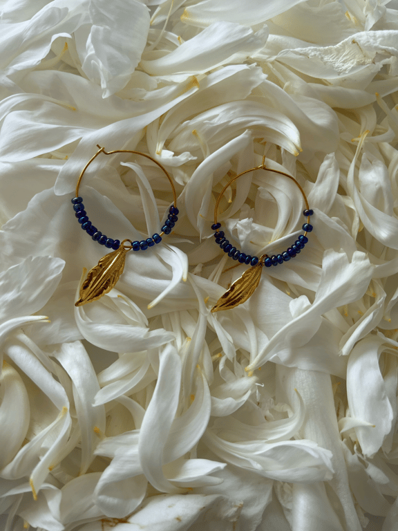 Creoler med blå perler og gyldne blade