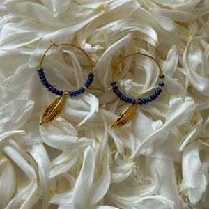 Creoler med blå perler og gyldne blade – produktbillede