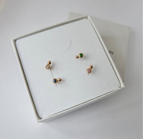 Comma stud in 14 k gold with pink sapphire (3)