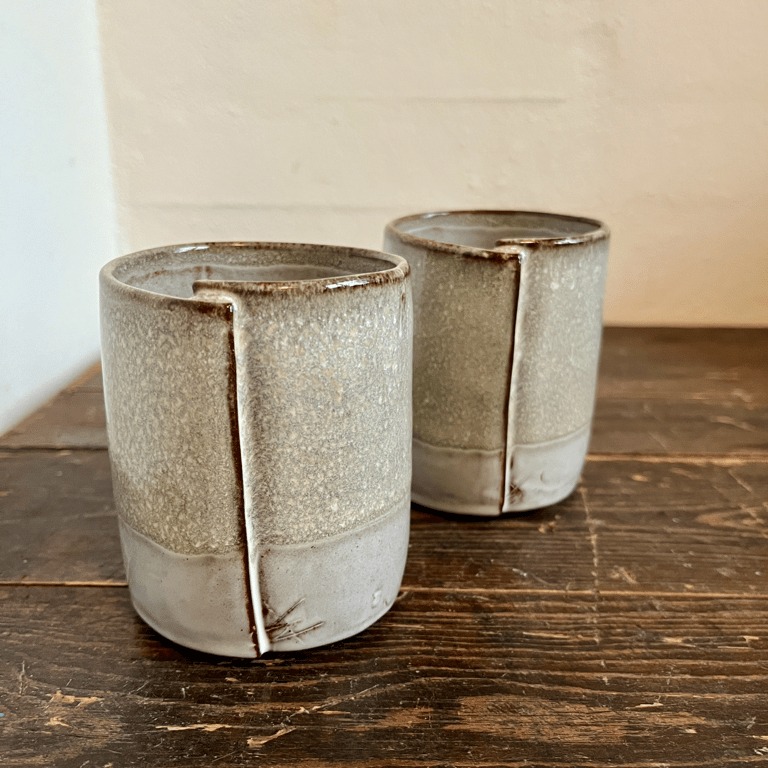 Krus i rødt ler og askeglasur.