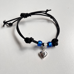 Knyttet armbånd i læder med hjerte vedhæng samt blå perler. – produktbillede