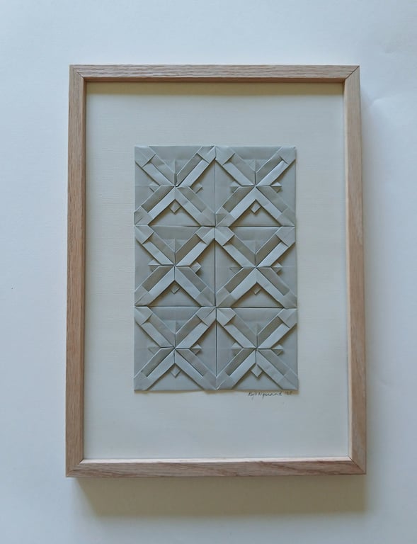 A4 foldet papirværk, lysegrå, indrammet billede 2