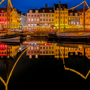 Billedet er taget Nyhavn i København under den fortryllende lysfestival, hvor hele området oplyses med smukke farver og levende lys. – produktbillede