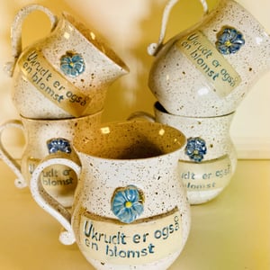 Krus med tekst - Ukrudt er også en blomst – produktbillede