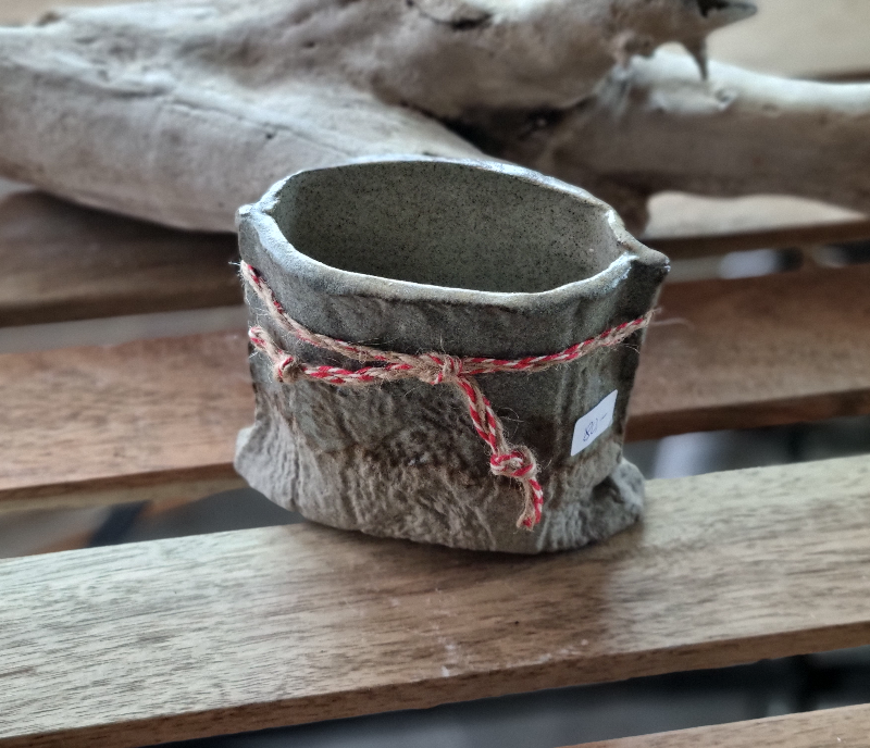 Skål, vase, "strik mønster" mellem, grå med snor