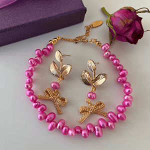 Et sæt lækre øreringe og armbånd  – produktbillede