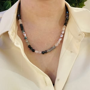 Bjergkrystal og Labradorit halskæde – produktbillede