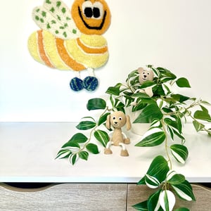 Tuftet vægophæng i uld – Håndlavet til børneværelset  – produktbillede