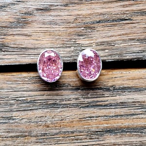 Pink ørestikker. – produktbillede