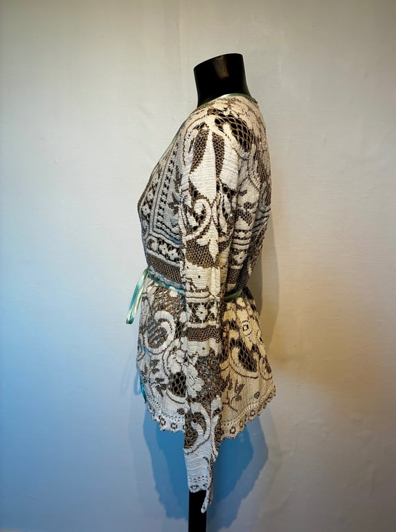 Winnie-bindebluse i hæklet dug billede 3