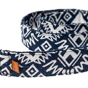 Bælte i skønt farvedesign med dobbelt-ring spænde – produktbillede