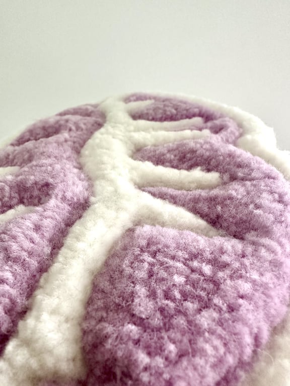 Tuftet læber i lys lilla og hvid som vægophæng – håndlavet i uld  billede 3