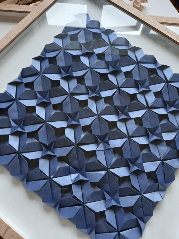 50x50cm foldet papirværk, blå. Indrammet  billede 3