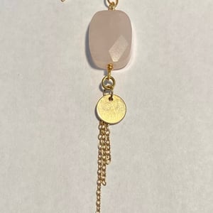 Enkel øreing med rosakvarts – produktbillede