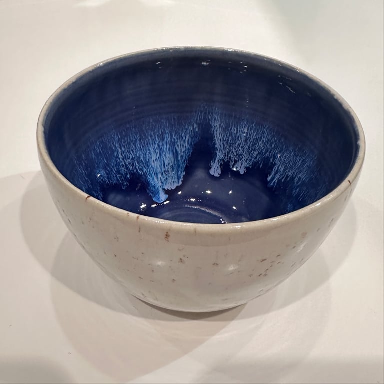 Skål råhvid med nister, safirblå 12x8