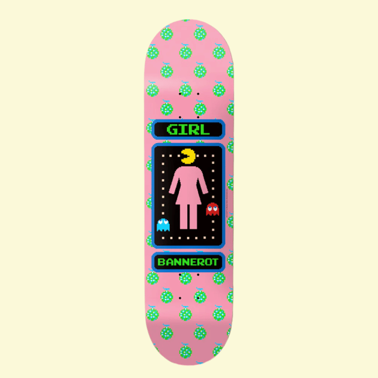 Skateboard med lyserød baggrund og grønne bær, med retro videospilsinspireret grafik af en kvindeskikkelse, Pac-Man-figur og spøgelsesfigurer, samt teksten "GIRL" og "BANNEROT".