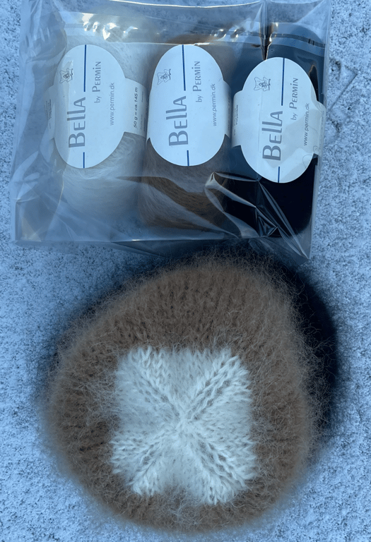 Kit: Fat Fur Hat i Bella by Permin garn (4)