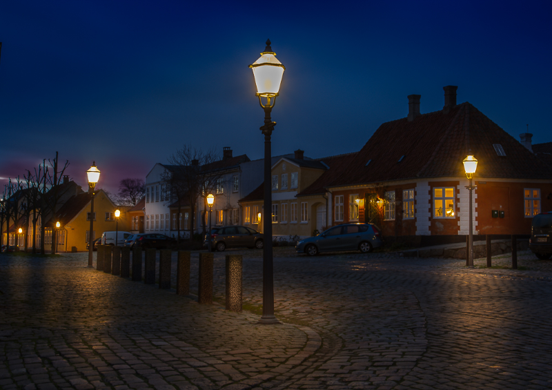 Den blå time på det gamle torv i Præstø en smuk vinteraften