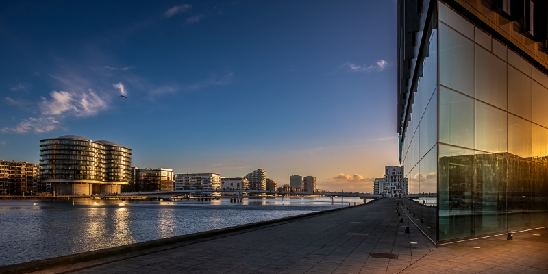 Solnedgang over Bryggebroen med "stævnen" af Allerhuset til højre samt Island brygge til venstre