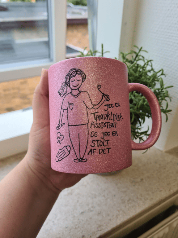 Krus: Jeg er tandklinikassistent og jeg er stolt af det Pink Glimmer