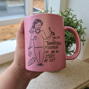 Krus: Jeg er tandklinikassistent og jeg er stolt af det Pink Glimmer – produktbillede