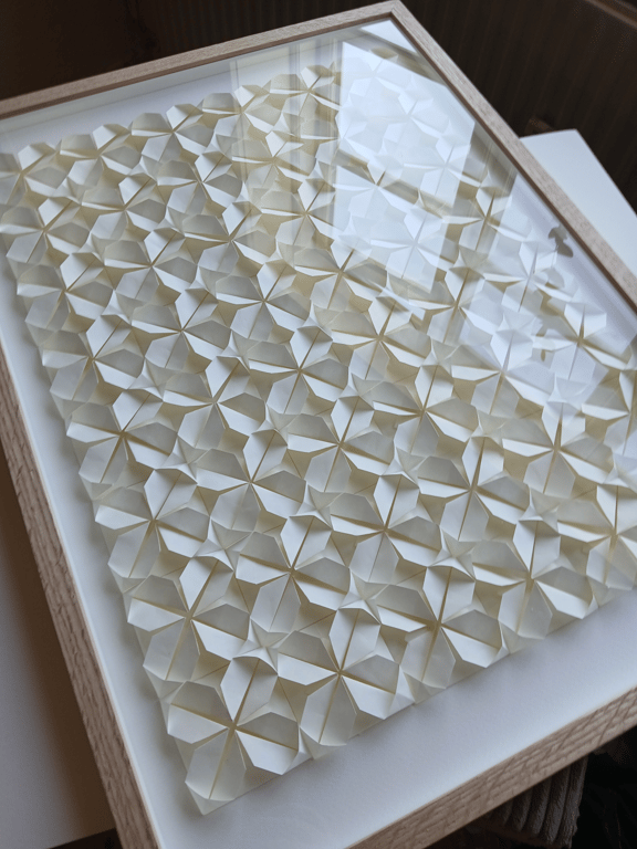 50x70cm, Foldet papirværk. Naturhvid,  massiv egetræsramme