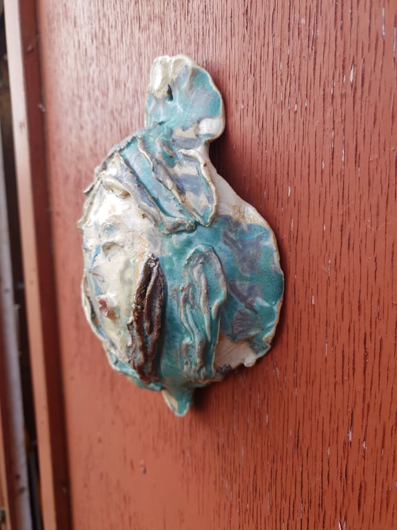 Fredfyldt og muntert syngende hoved til væggen  billede 3