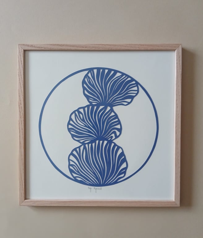 30x30cm papercut, kongeblå, indrammet 