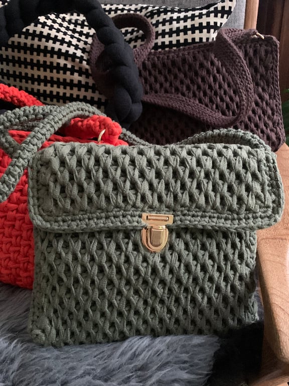 Armygrøn cross-body taske i hæklet flet