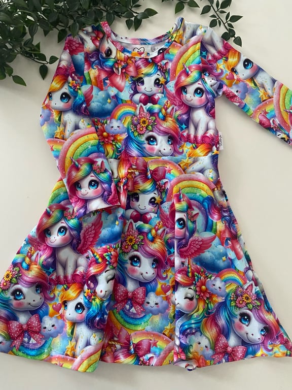 Kjole med enhjørninger str 122
