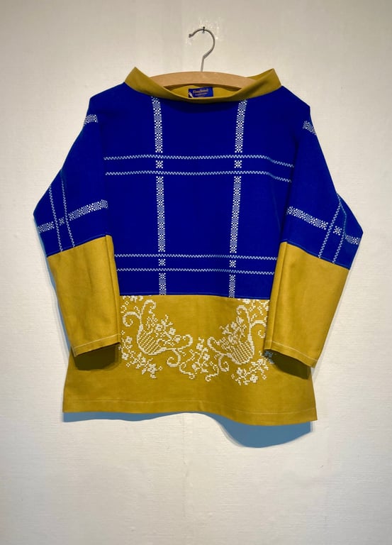 Trine-bluse i blå og karrygul