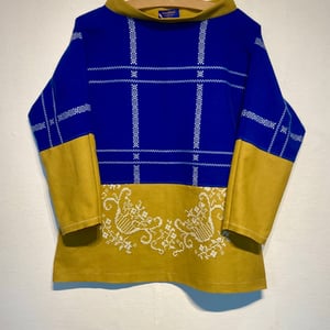 Trine-bluse i blå og karrygul – produktbillede