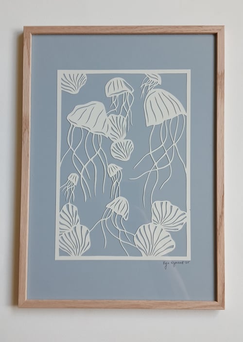 A3 papercut, dueblå, indrammet 