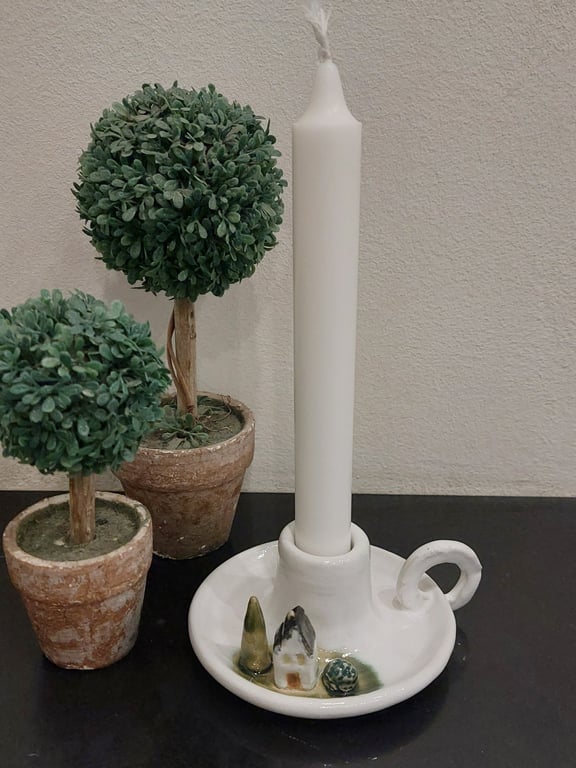 Kammerlysestage med små huse og træ  