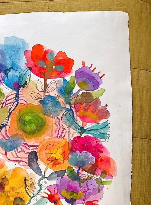 Brun stribet vase med blomsterhav (4)
