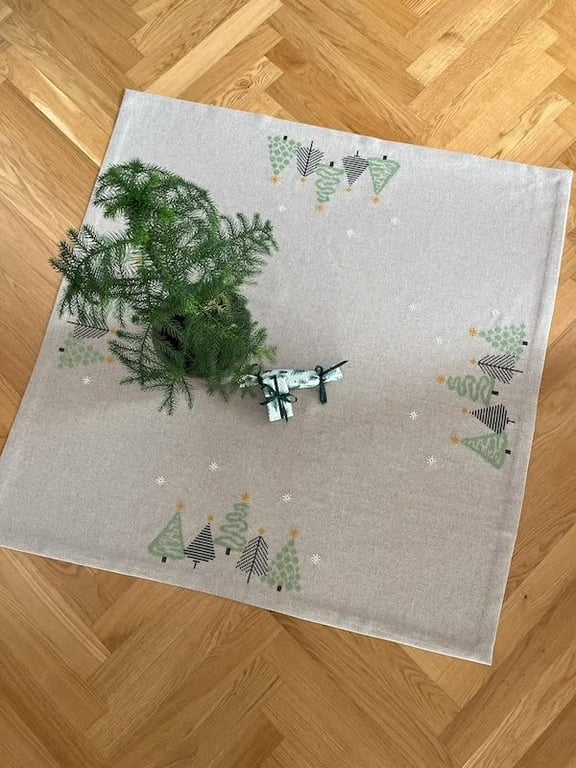 Lille Juletræstæppe med juletræer 110x110 cm