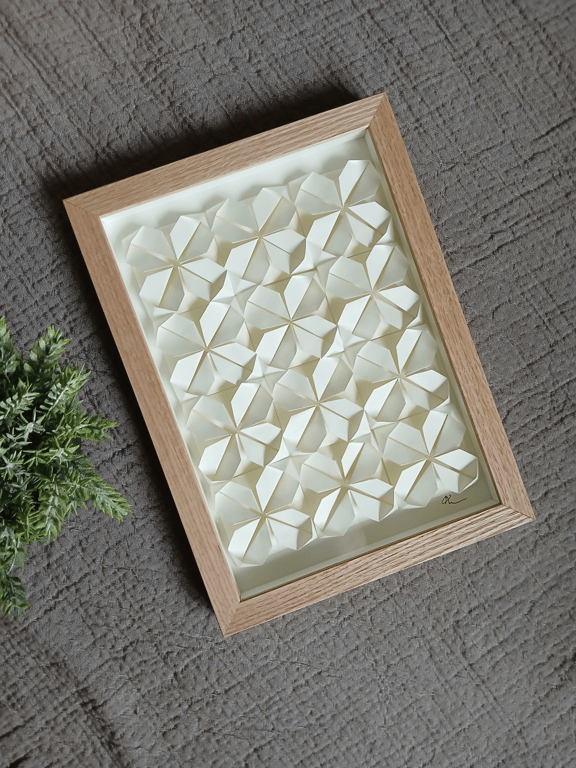 A4 foldet papirværk. naturhvid, indrammet billede 3